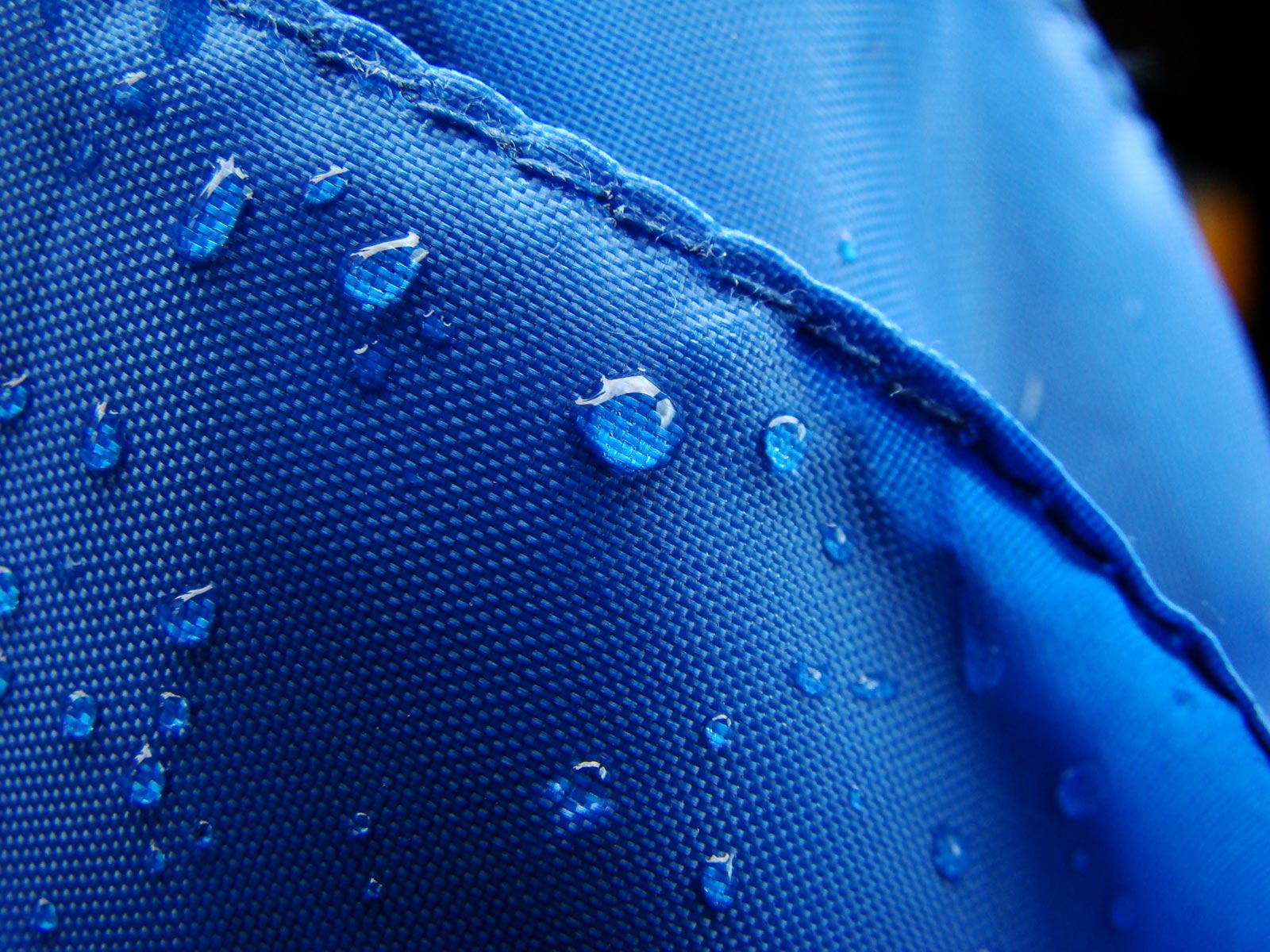капли воды на синей ткане, water drops texture, текстура
