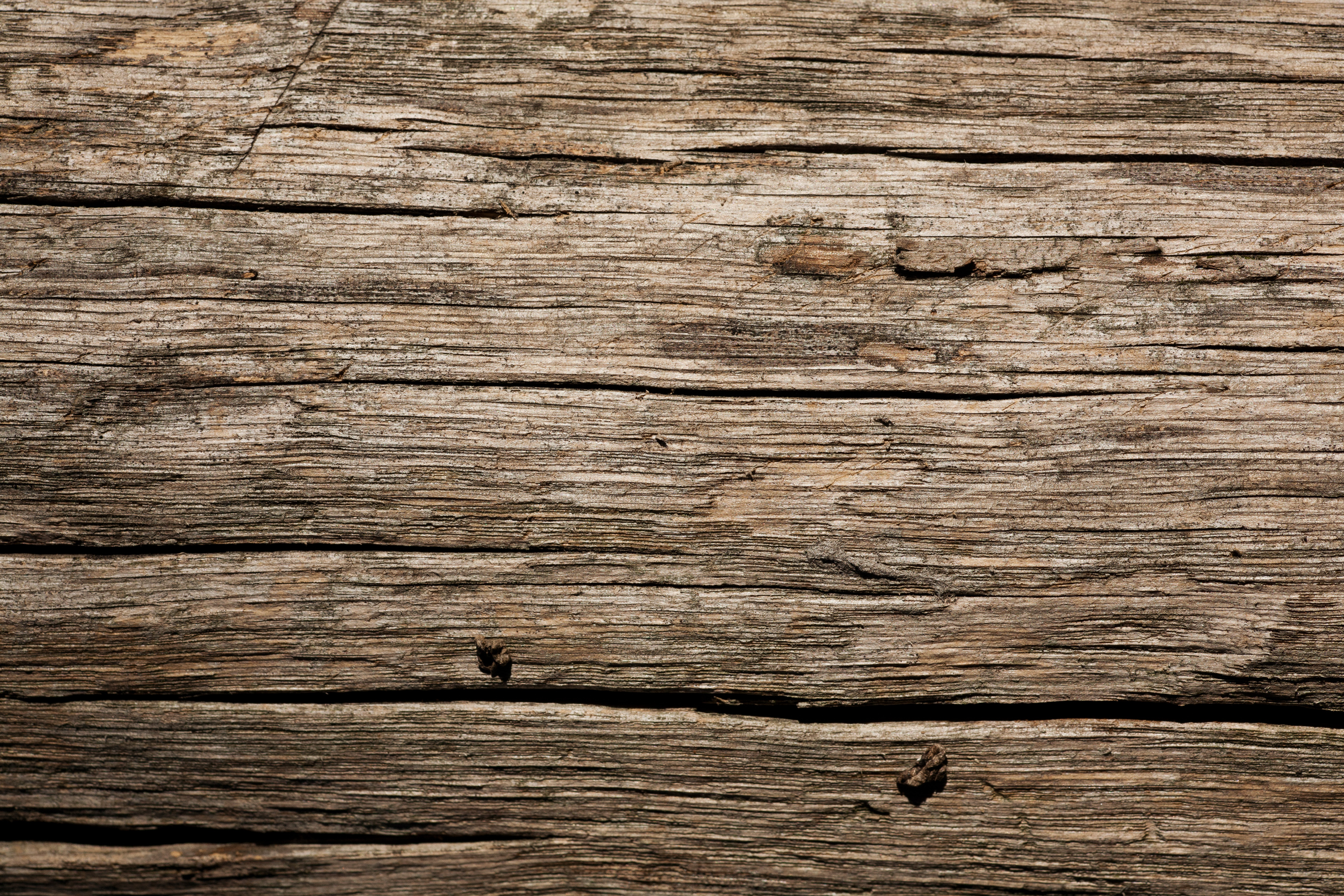 Thưởng thức hình ảnh về texture gỗ cổ, ván gỗ cũ, nền gỗ cũ đầy hấp dẫn và ấn tượng. Các đường vân và mảnh gỗ được sắp xếp tinh tế và chia sẻ một câu chuyện về một thời đại xa xưa và đầy huyền bí. Bạn sẽ không thể rời mắt khỏi những món đồ trong hình ảnh này!
